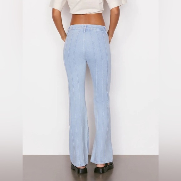 FRAME PINTUCK LOW RISE FLARE IN VANDERBILT​​ - Picture 3 of 9